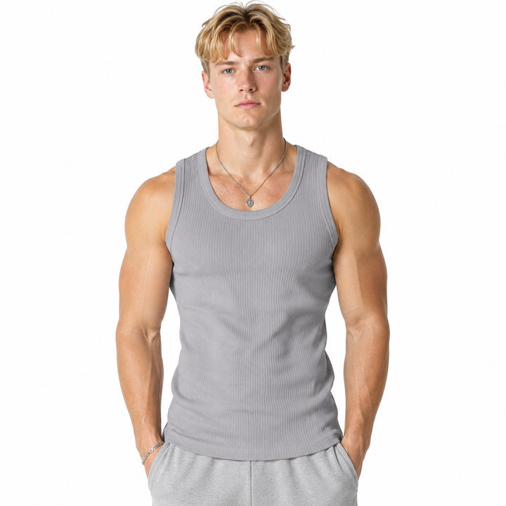 Detaljbilde av herre slim fit tanktopp, viser pustende stoffstruktur og sømløs konstruksjon for komfort.