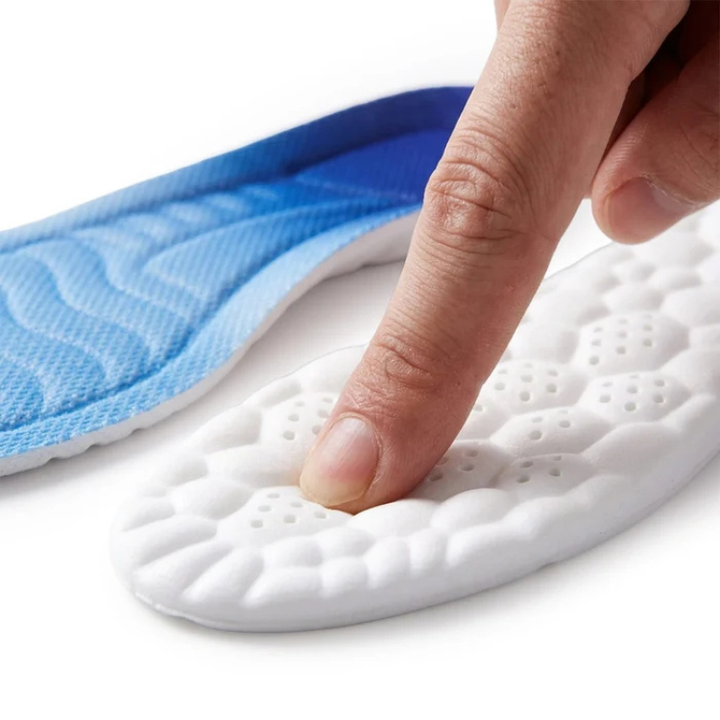 Nærbilde av de 4D støtdempende innleggssålene som viser pustende materiale og anatomisk design.