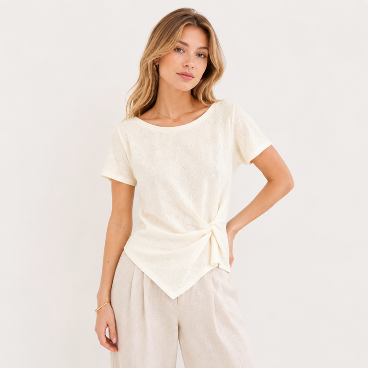 Stilig rosa sommertopp med off-shoulder passform og unike twist-detaljer. Gir en feminin og trendy look for kvinner.