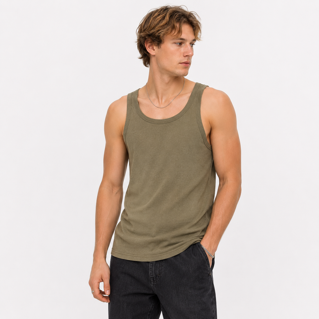Detaljert bilde av tekstur på ribbestrikket herre tank top, som fremhever kvalitet og retrostil.