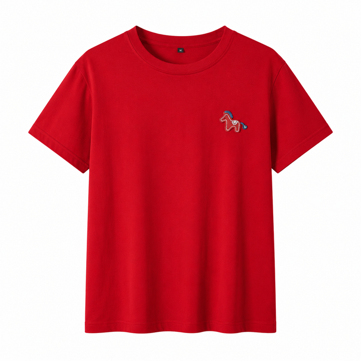 Rød dame t-skjorte med søtt ponybroderi. En trendy og komfortabel casual topp perfekt for sommeren.