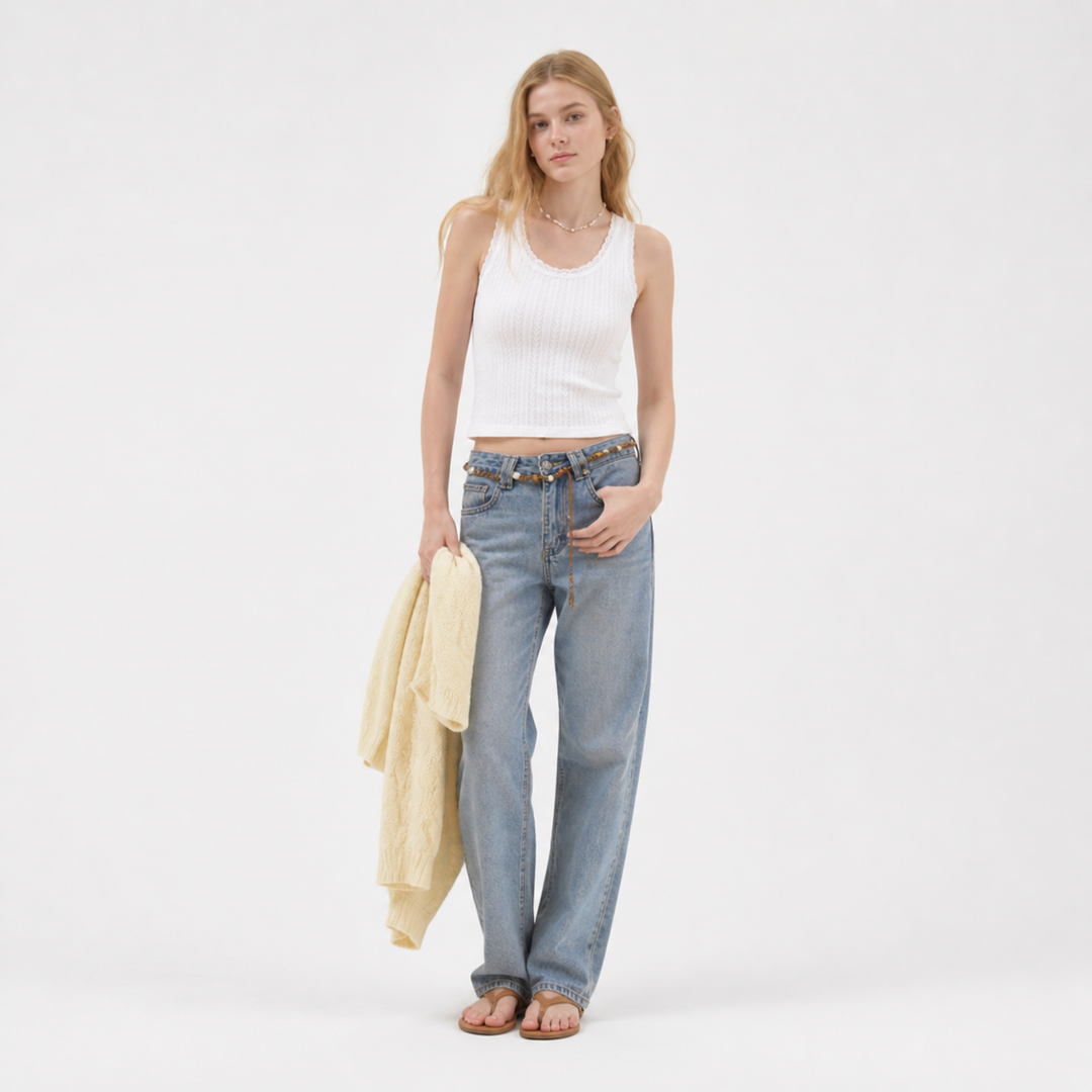 Hvit dame camisole med delikate blondedetaljer, elegant og lett for sommeren. Perfekt som basetopp.