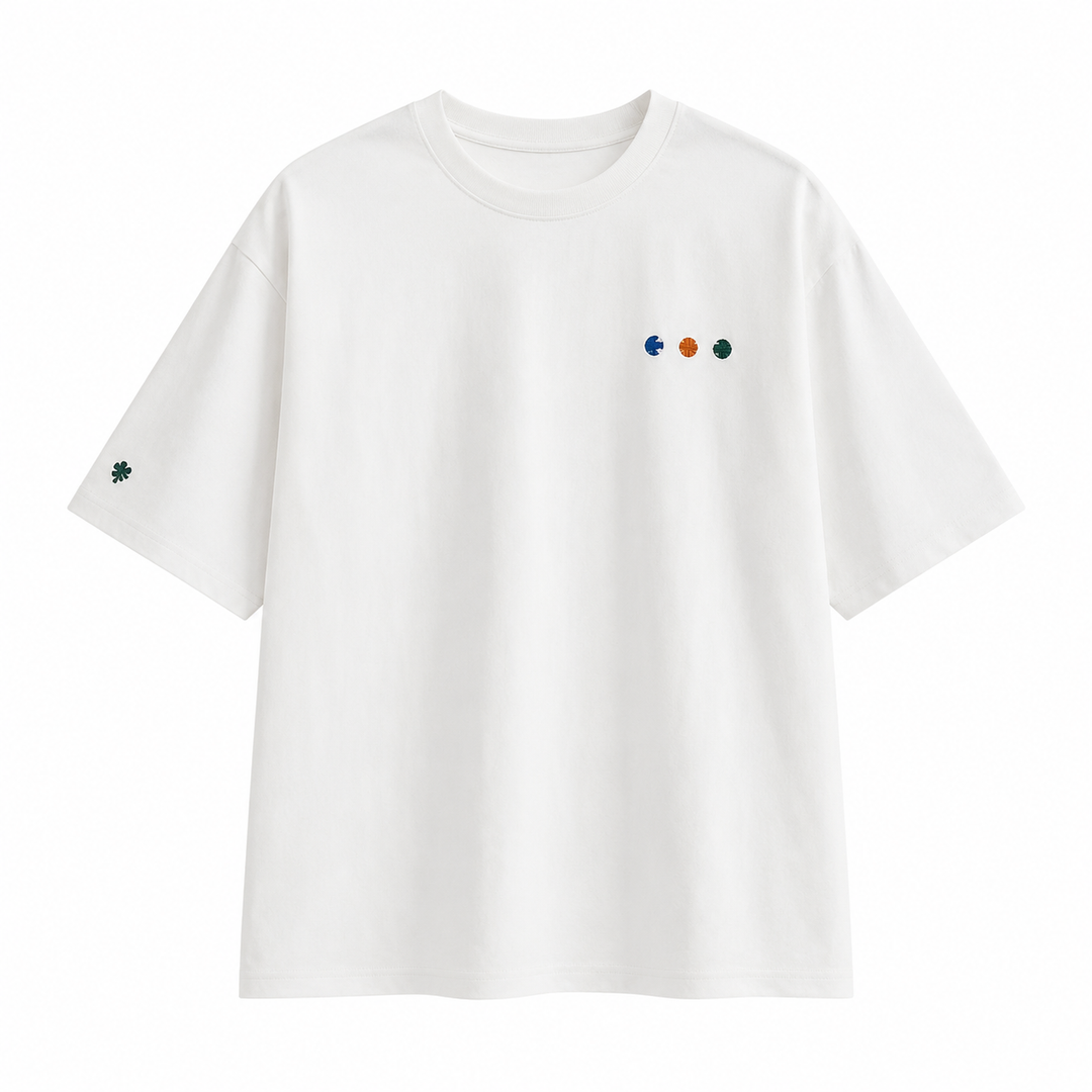 Premium hvit herre t-skjorte med brodert detalj. Løs passform og tung kvalitet, perfekt som casual sommertopp.
