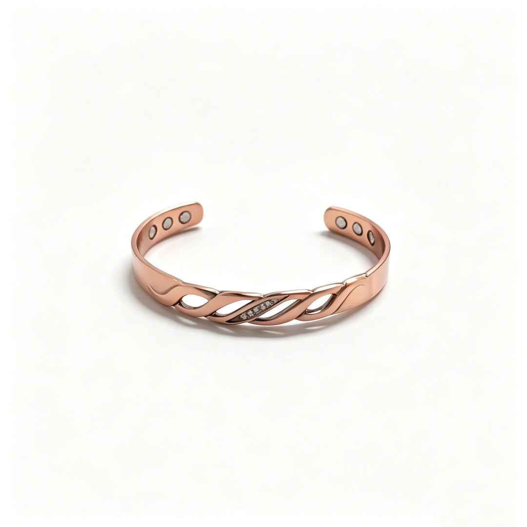 Dame justerbart kobberarmbånd med magneter og glitrende zirkon. Elegant flettet design, perfekt smykke.