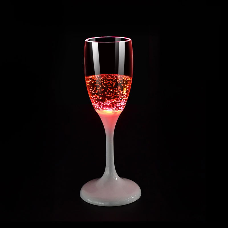 Klart lysende champagneglass med delikat LED-glød, perfekt for et elegant arrangement.