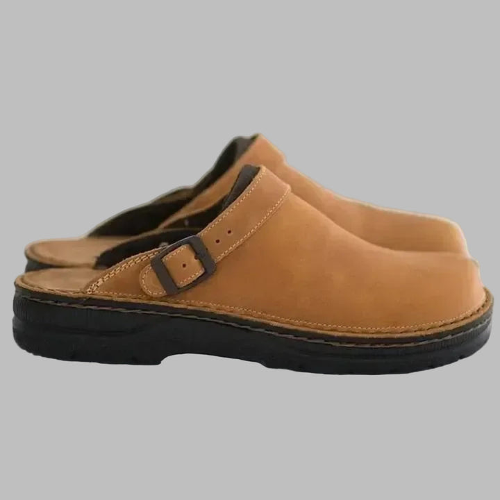 Komfortable herre slip-on tresko, ideelle som hagesko. Slitesterke, casual fritidssko for utendørs bruk.
