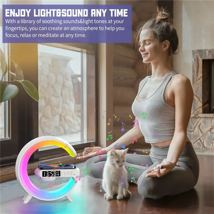 Moderne smart bordlampe med integrert høyttaler og trådløs lader; perfekt for smart hjemmet.