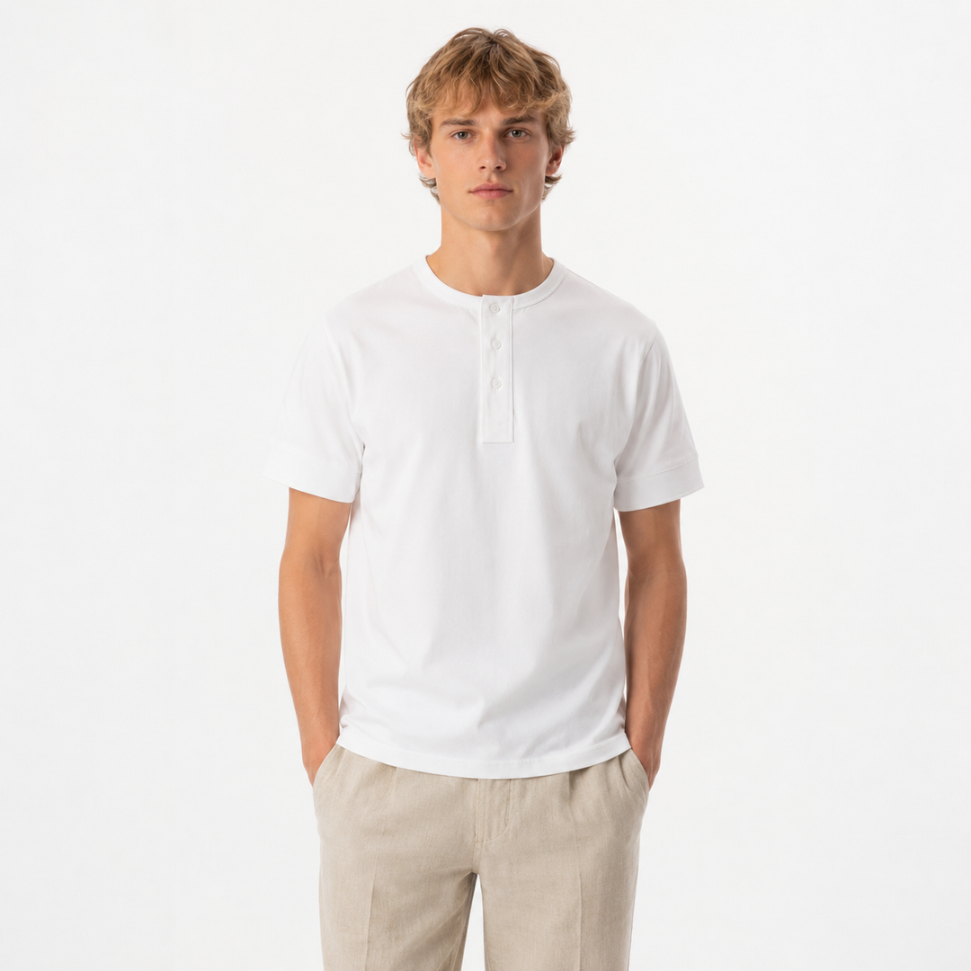 Retro Henley t-skjorte for herre i vasket bomull med vintage stil. Perfekt sommerskjorte og casual hverdagsklær.