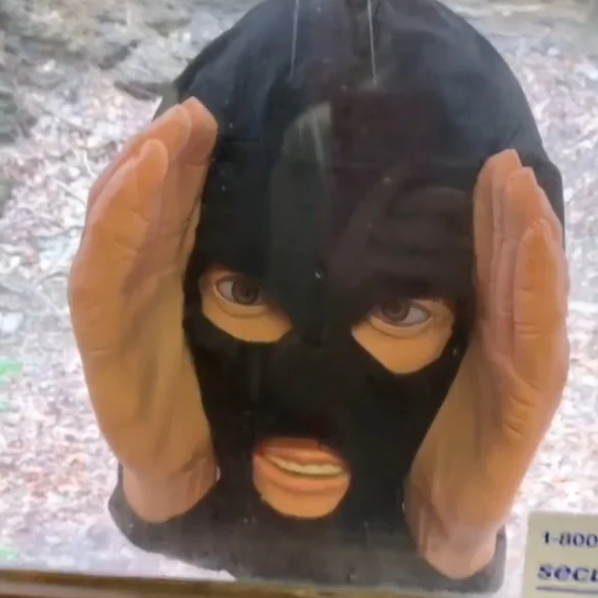 Skummel Peeper Creeper i latex. Ideell som skrekkdekorasjon til Halloween.