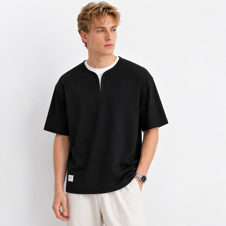 Stilig herre t-skjorte med kaffebrun lag-på-lag effekt. Kortermet design, komfortabel for sommer og casual bruk.