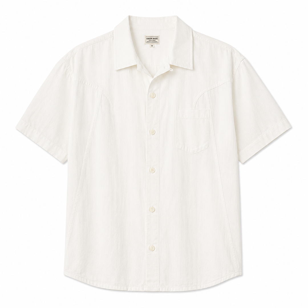 Trendy hvit herreskjorte med kortermet og cubakrage, perfekt for en avslappet sommerlook.