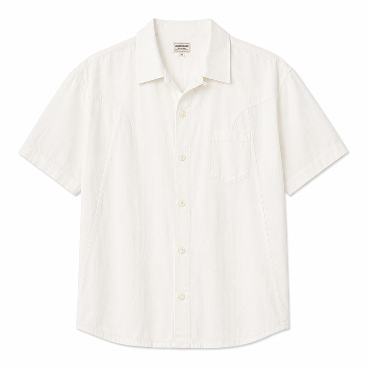 Trendy hvit herreskjorte med kortermet og cubakrage, perfekt for en avslappet sommerlook.