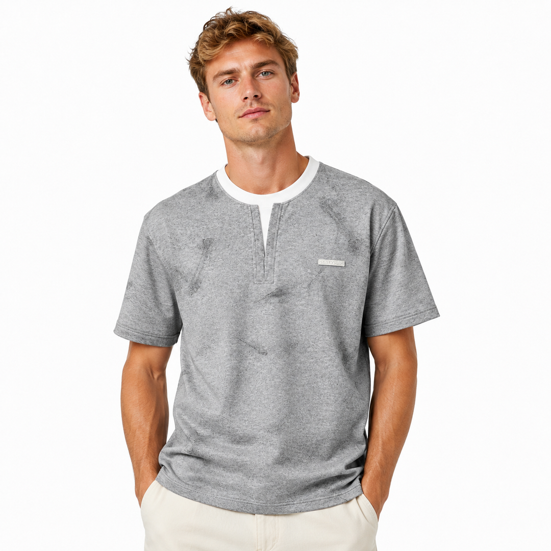 Moderne herre Henley t-skjorte med kortermet lag-på-lag design og klassisk knappestolpe, ideell for avslappet stil.