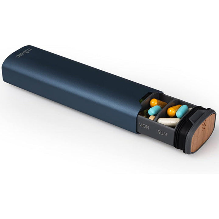 Elegant 7-dagers pilleboks i aluminium og tre for daglig medisinorganisering.