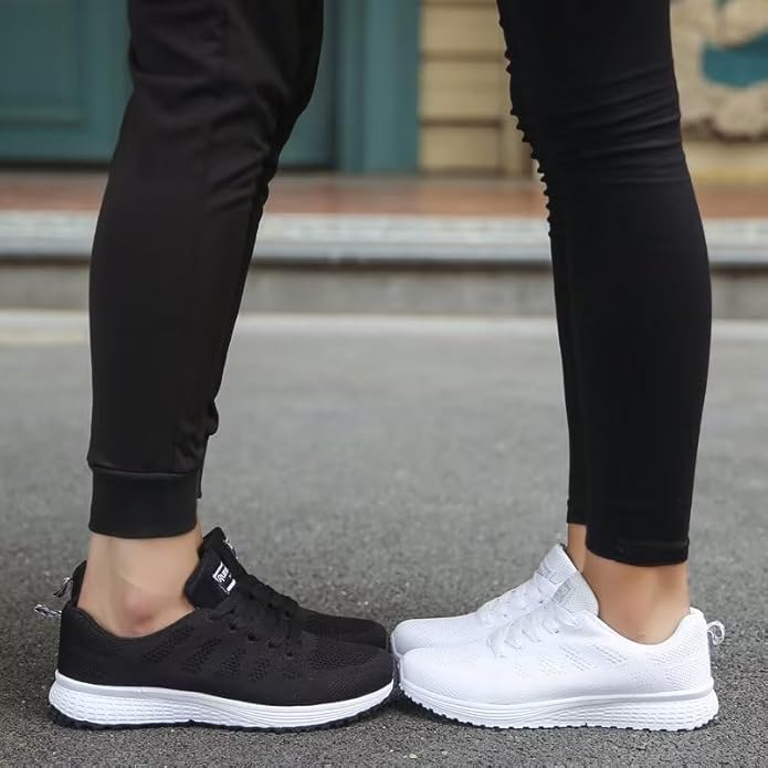 Detalj av snøring på lette, pustende sneakers for kvinner. Justerbar passform for optimal komfort.