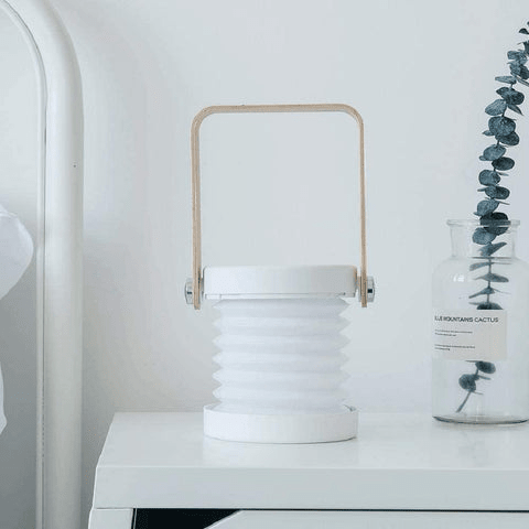 Hvit/grå Foldy 7-i-1 LED-lampe med smart roterbart håndtak, perfekt for bærbart lys.