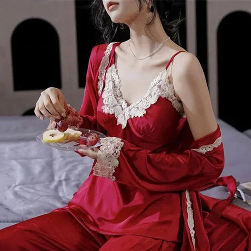 Elegant silke-pyjamas for kvinner med delikate blonder. Mykt femdelt sett for komfortabelt nattøy.