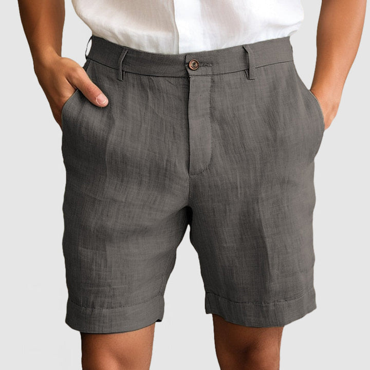 Nærbilde av stoffet på avslappede herreshorts, viser pustende kvalitet for varme sommerdager.