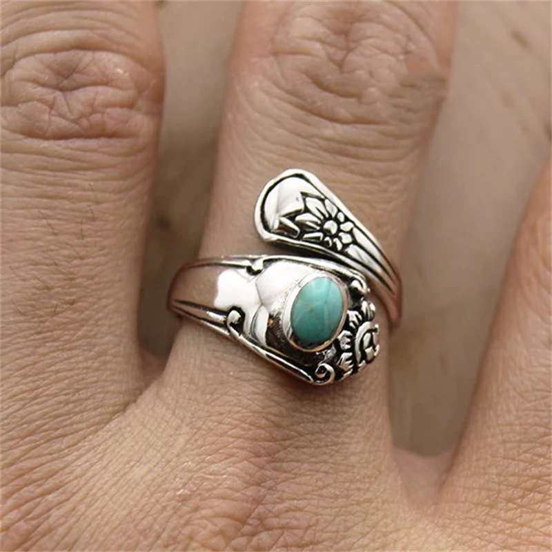 Elegant turkis vintage ring med oval edelsten, justerbar for perfekt passform og komfort.
