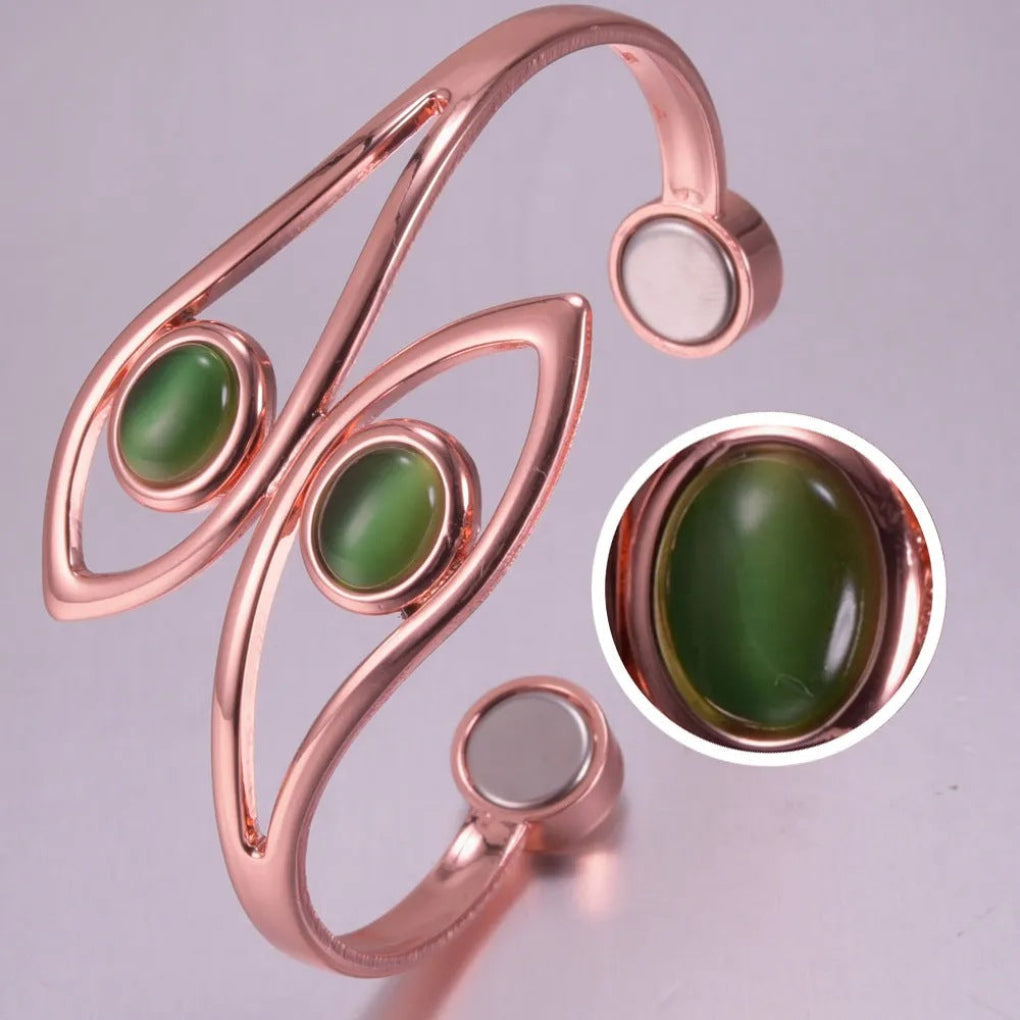 Elegant åpen mansjett magnetarmbånd i kobber for kvinner, dekorert med en fengslende grønn opal. Trendy smykke.