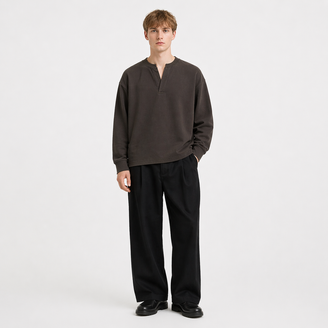 Nærbilde av langermet Henley t-skjorte til herre. Fremhever stoff og knappdetaljer. Minimalistisk og komfortabel.