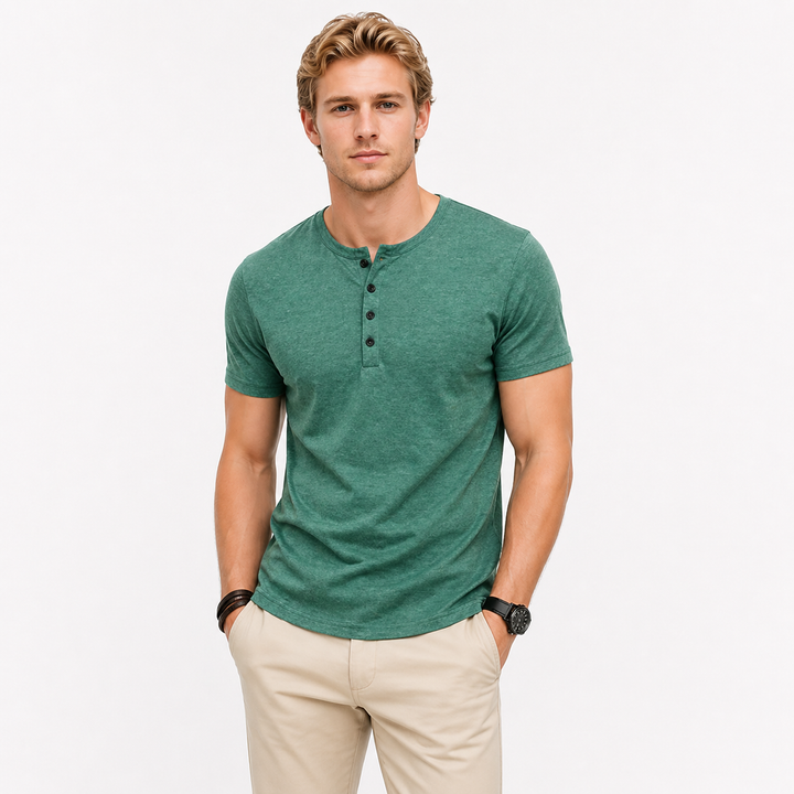 Elegant Henley t-skjorte for herre. Slim fit med detaljerte knapper, gir en raffinert og moteriktig look.