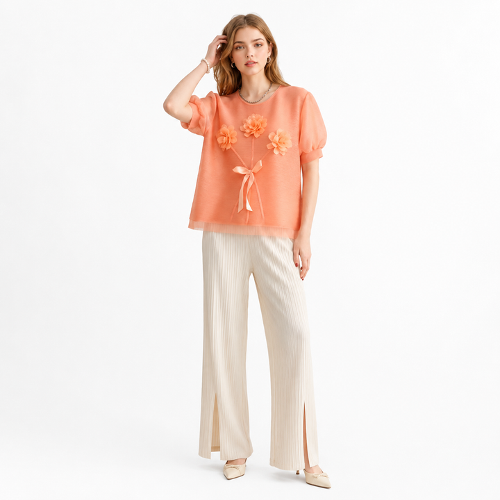 Lett og elegant sommertopp for dame, plissert med 3D-blomster og feminine puffermer. Komfortabel passform.