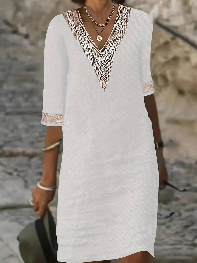 Nydelig blondekjole med detaljerte guipureblonder, perfekt som festkjole eller elegant sommerkjole.