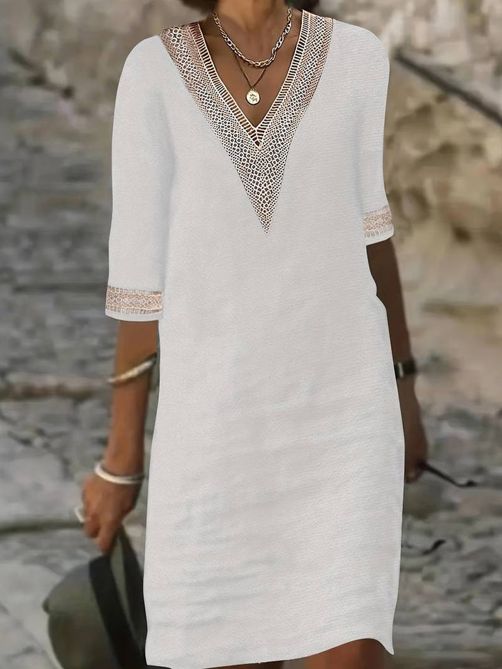 Nydelig blondekjole med detaljerte guipureblonder, perfekt som festkjole eller elegant sommerkjole.
