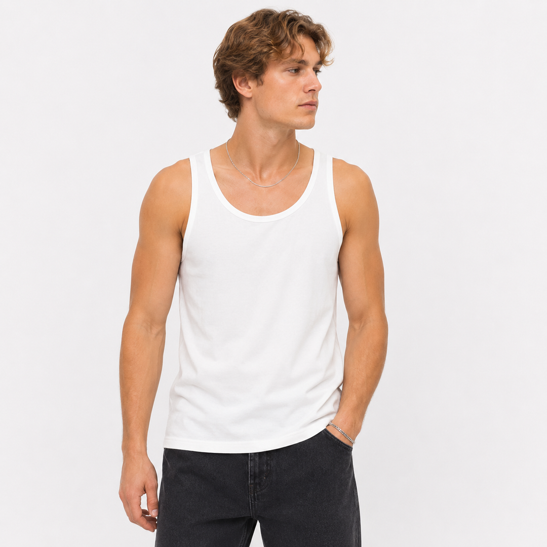 Allsidig ribbestrikket herre tank top i ren hvit, perfekt for herremote og varmere dager.