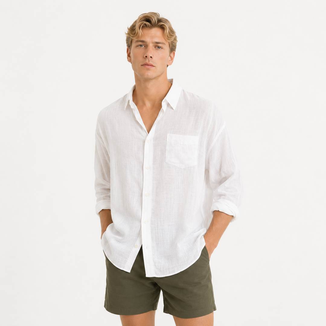 Stilig hvit bomull lin skjorte for menn. Løs passform, perfekt som ferieklær og casual sommerlook.