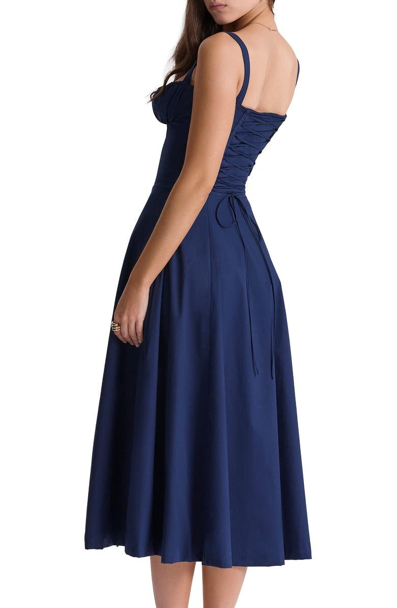 Sommerlig og elegant midjeformende kjole, i behagelig polyesterblanding for damer.