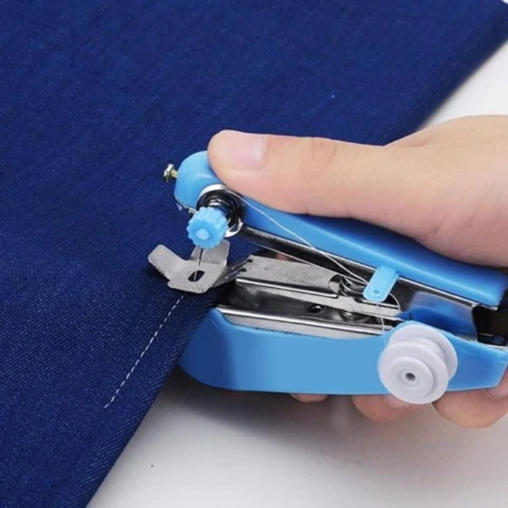 Kompakt håndholdt symaskin for sying på farten; perfekt til små reparasjoner og DIY-prosjekter.