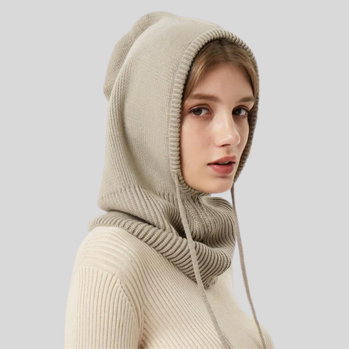 Myk strikket vinterhalsvarmer med integrert hette. Varmt og funksjonelt unisex plagg.