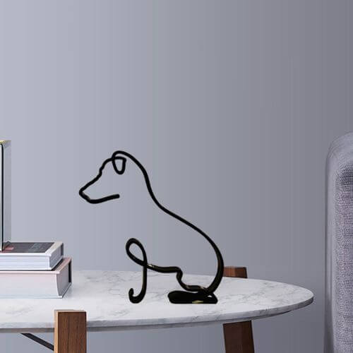 Hundeskulptur i metall, elegant design for en moderne stue.