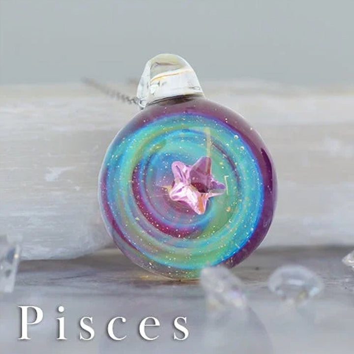 Elegant glitrende glassperle halskjede, unisex design med stjernetegn og kosmisk preg.