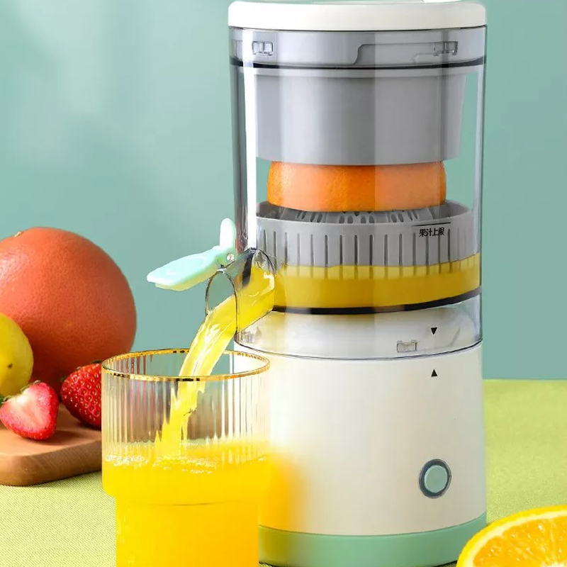 Detaljert bilde av den enkle rengjøringen av den automatiske juiceren etter bruk.