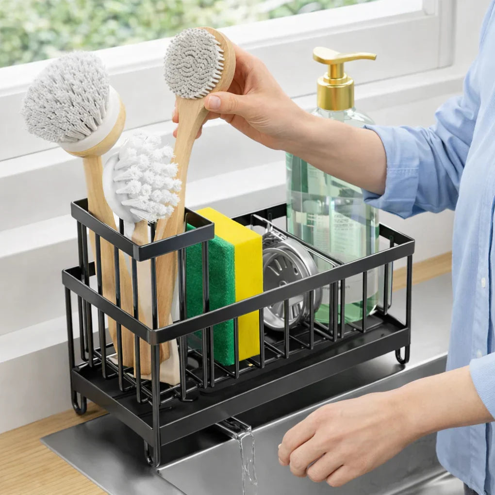 Elegant svart vaskorganisator i rustfritt stål, ideell for oppbevaring av svamper og børster ved kjøkkenvasken.