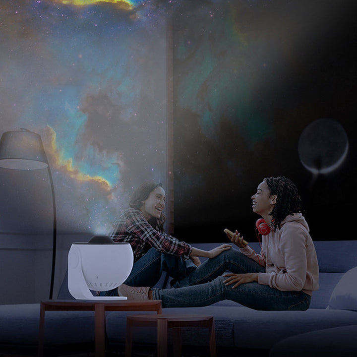 Galakseprojektor med dyp blå stjernehimmel og fargerike tåker, skaper en rolig og drømmende atmosfære.