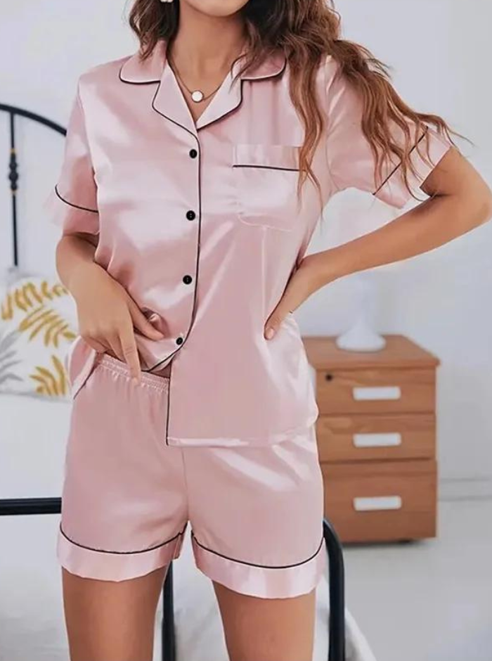 Stilig og komfortabelt nattøy for kvinner, elegant minimalistisk pyjamas med shorts for varme netter.