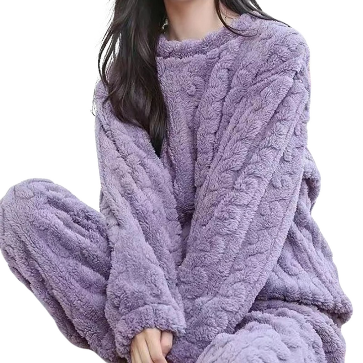 Moderne varmt pysjamassett for kvinner. Mykt loungewear og komfortabelt nattøy, ideelt for hjemmebruk.