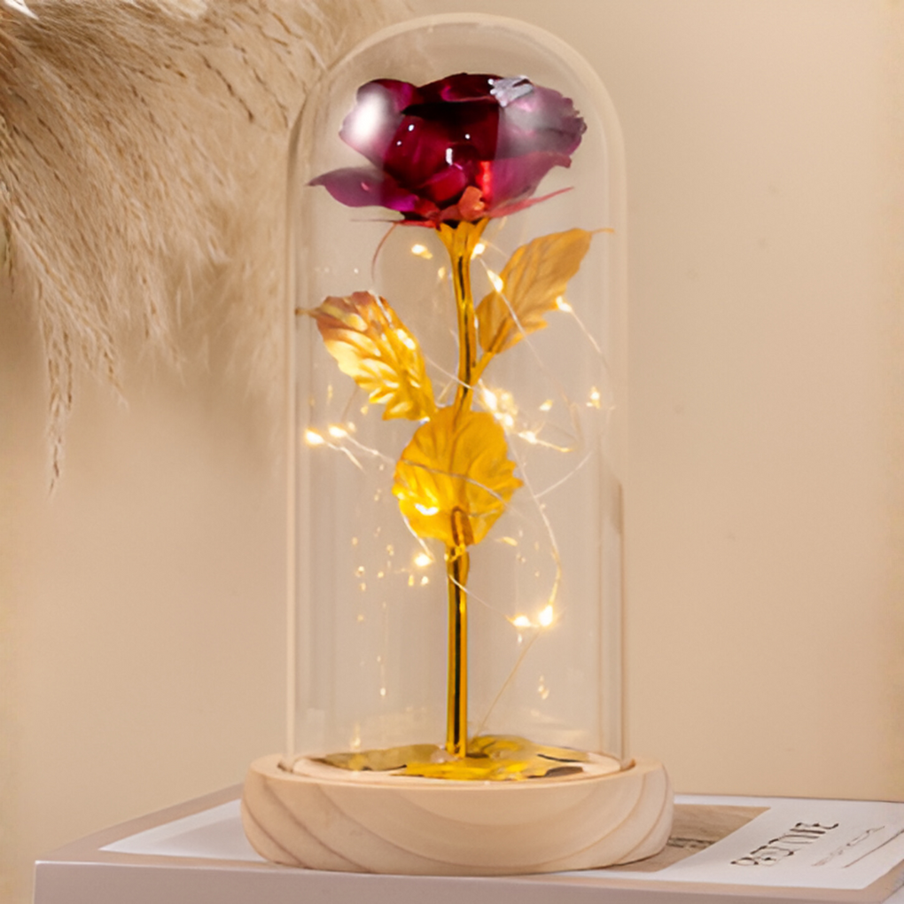 Vakker evig rose med glødende LED-lys inne i en klar glasskuppel på stabil trebase. Symbol på evig kjærlighet.
