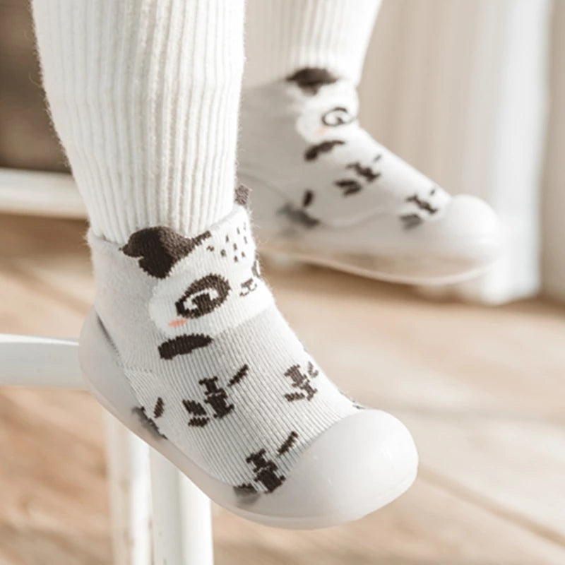 Babyens antiskli sokkesko, strikket for varme, komfort og fri bevegelse.