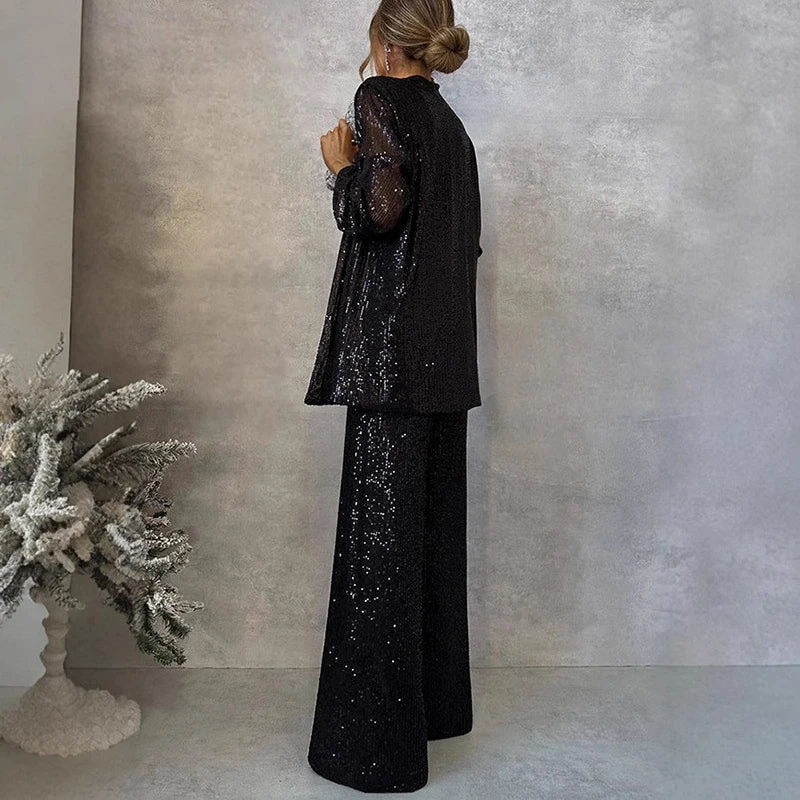 Elegant paljettsett for dame: todelt festantrekk med glitrende topp og høy liv bukse i rett snitt.