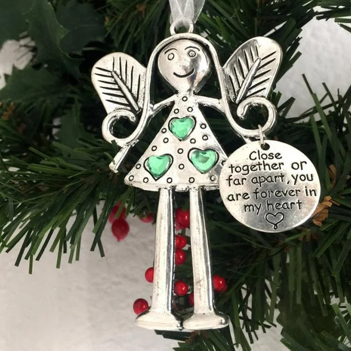 Engelornament med hjerte, en hjertevarmende gave som styrker vennskapsbånd. Jul.