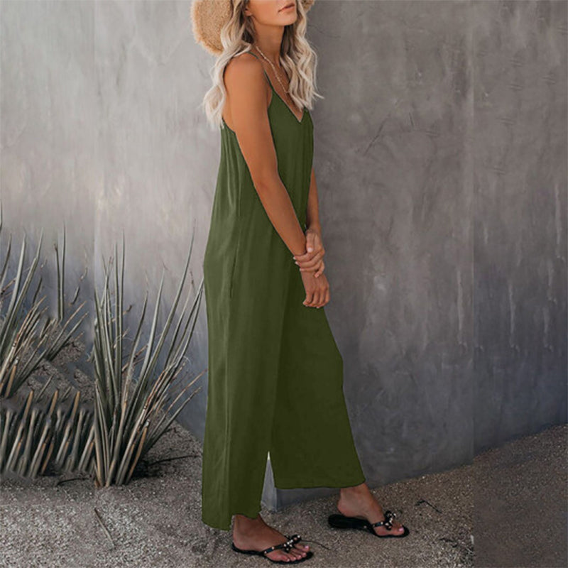 Kvinne i trendy løs cami jumpsuit, fremhever mote og avslappet sommerstil.