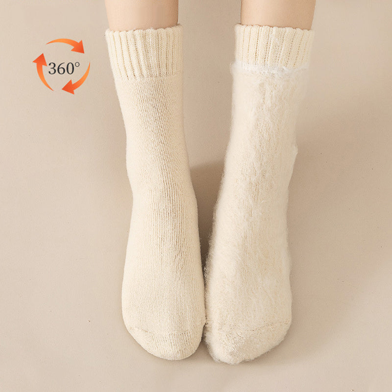 Et par grå/svarte unisex termiske vintersokker, klare for vinterens kulde.