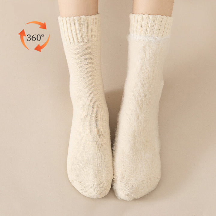 Et par grå/svarte unisex termiske vintersokker, klare for vinterens kulde.