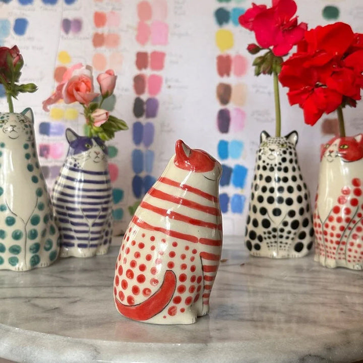 Håndlaget prikkete kattevase i keramikk, ideell for blomster og som en sjarmerende dekorasjon i hjemmet.