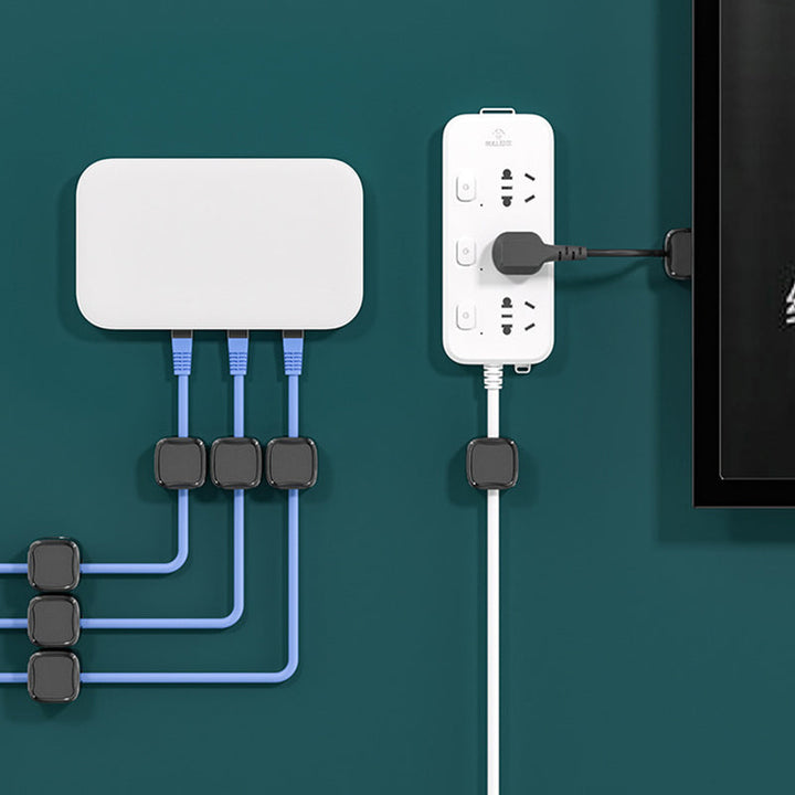 Enkel montering av selvklebende kabelorganisator for elektronikk.